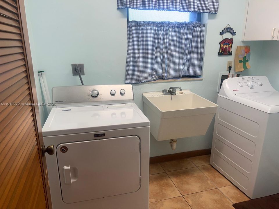 Active With Contract: $1,350,000 (4 beds, 3 baths, 2750 Square Feet)