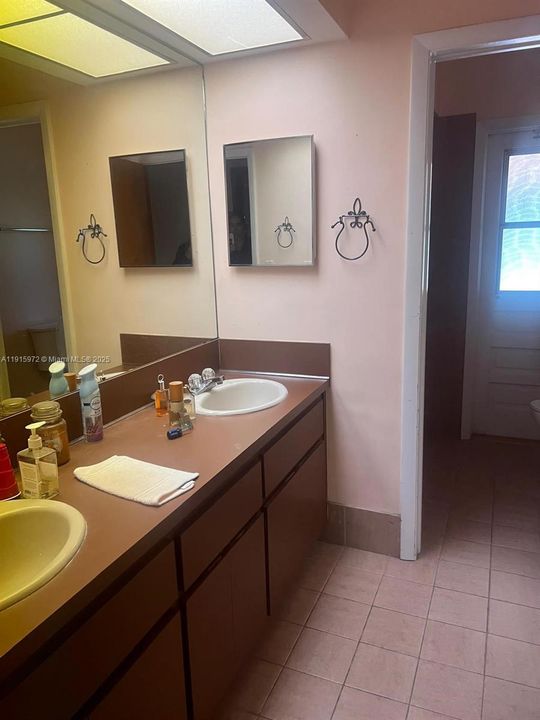 Active With Contract: $1,350,000 (4 beds, 3 baths, 2750 Square Feet)