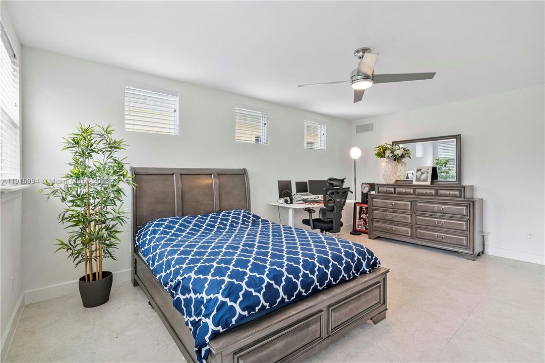 出租: $5,500 (6 贝兹, 5 浴室, 3408 平方英尺)