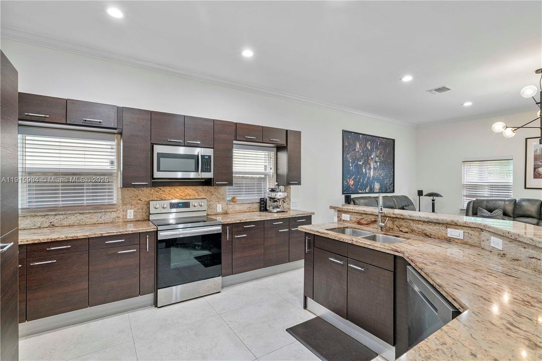 出租: $5,500 (6 贝兹, 5 浴室, 3408 平方英尺)