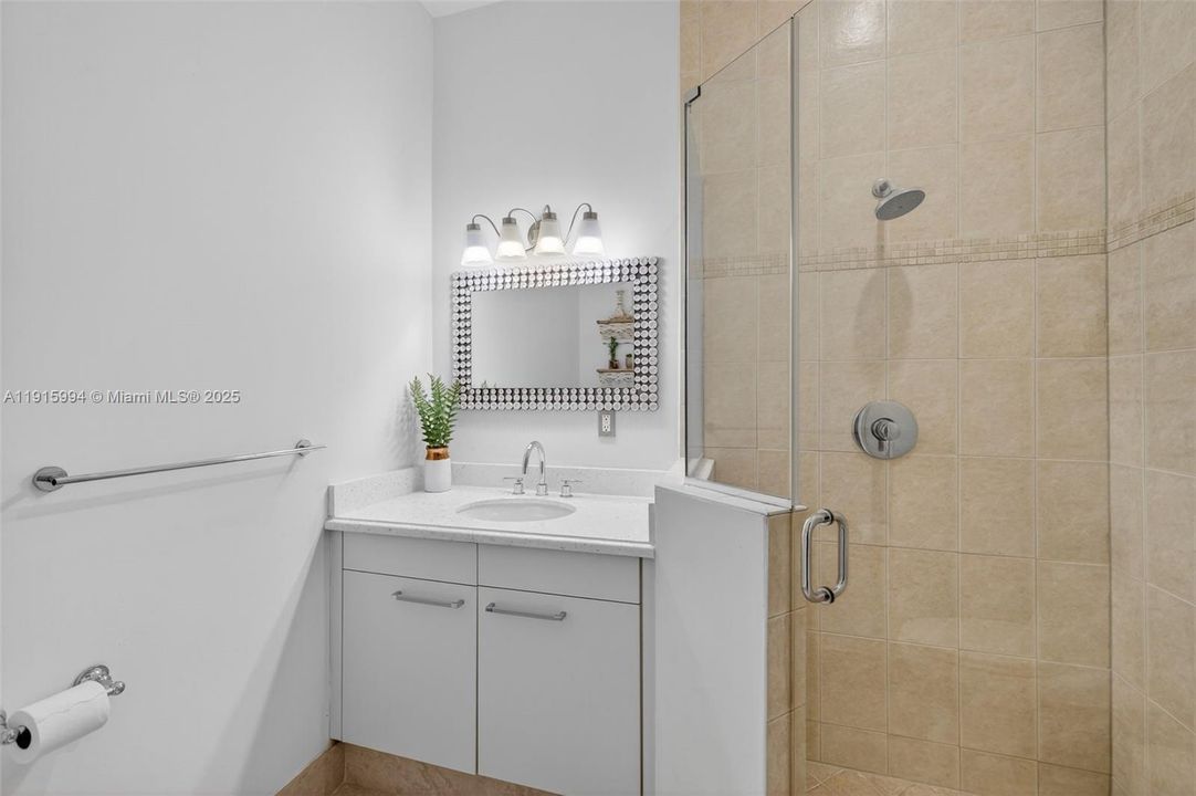 出租: $5,500 (6 贝兹, 5 浴室, 3408 平方英尺)