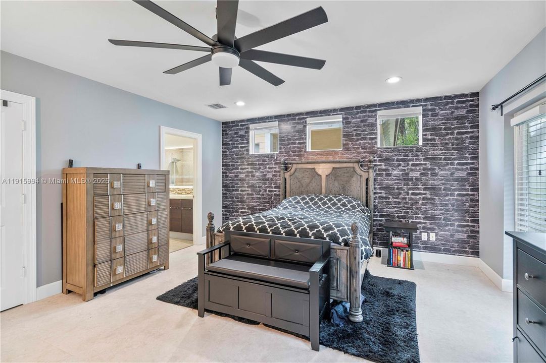 出租: $5,500 (6 贝兹, 5 浴室, 3408 平方英尺)