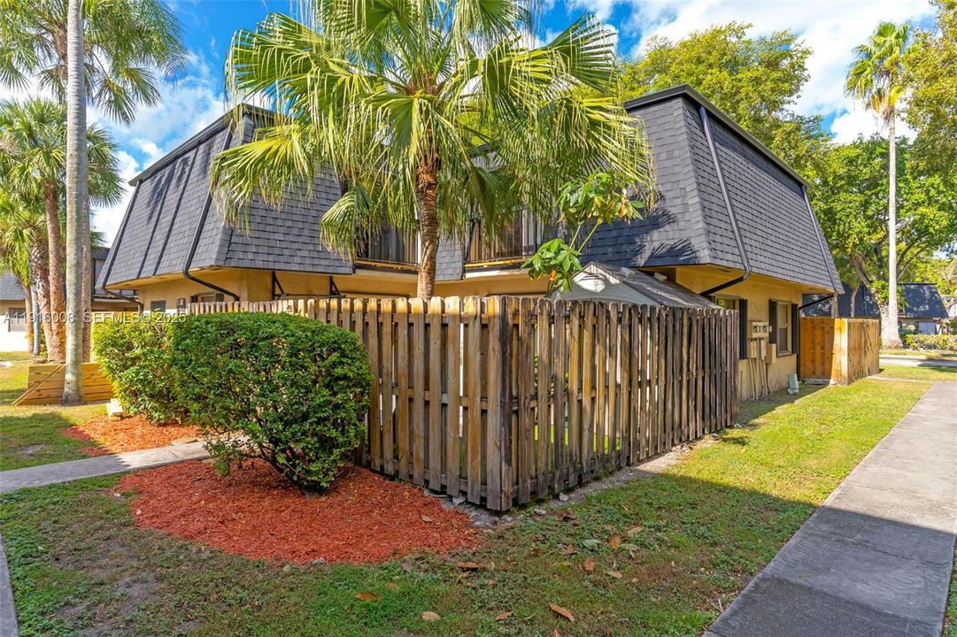 For Sale: $365,000 (2 beds, 2 baths, 1302 Square Feet)