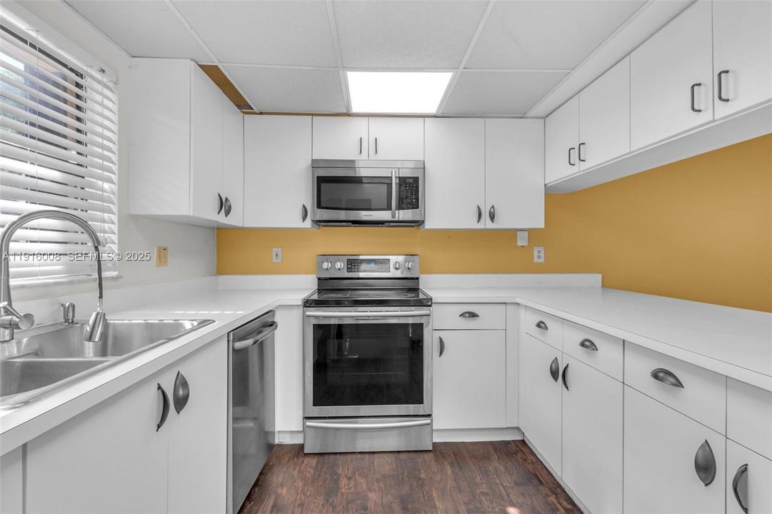 For Sale: $365,000 (2 beds, 2 baths, 1302 Square Feet)