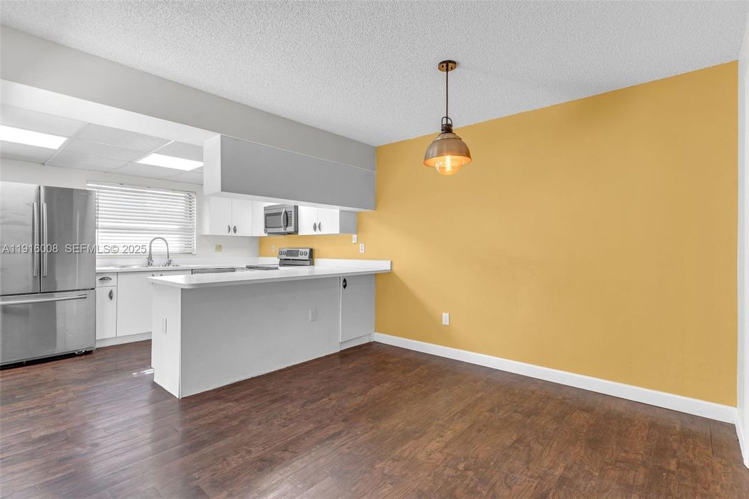 For Sale: $365,000 (2 beds, 2 baths, 1302 Square Feet)