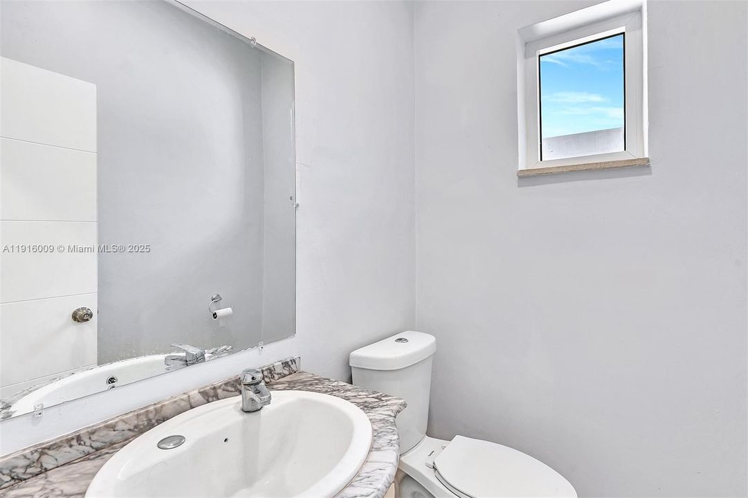 В аренду: $4,750 (0 спален, 0 ванн, 0 Квадратных фут)