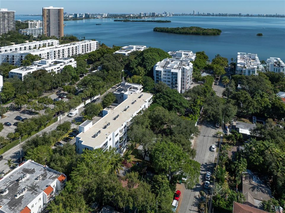 For Sale: $485,000 (2 beds, 2 baths, 945 Square Feet)