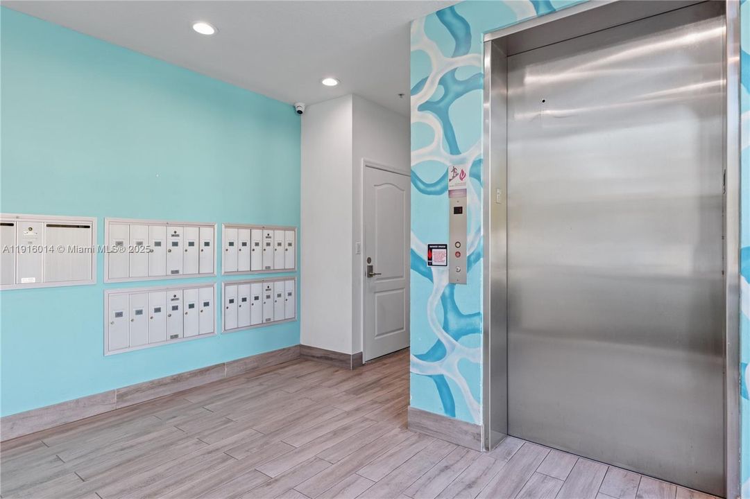 For Sale: $485,000 (2 beds, 2 baths, 945 Square Feet)