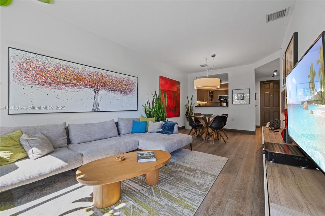 For Sale: $485,000 (2 beds, 2 baths, 945 Square Feet)