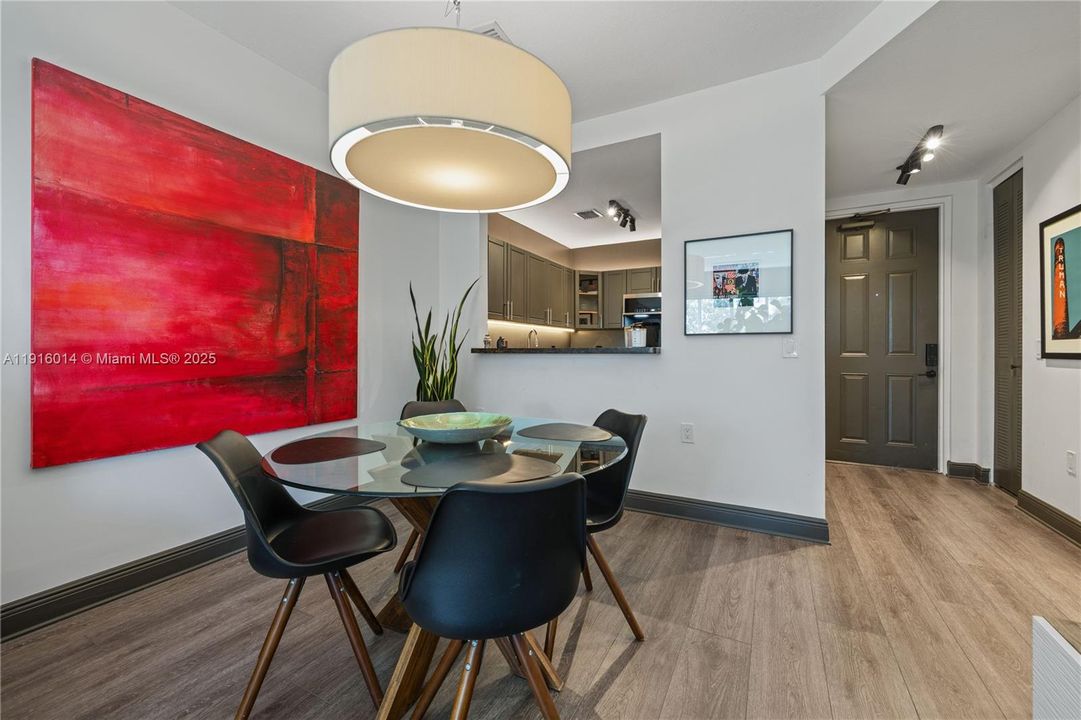 For Sale: $485,000 (2 beds, 2 baths, 945 Square Feet)