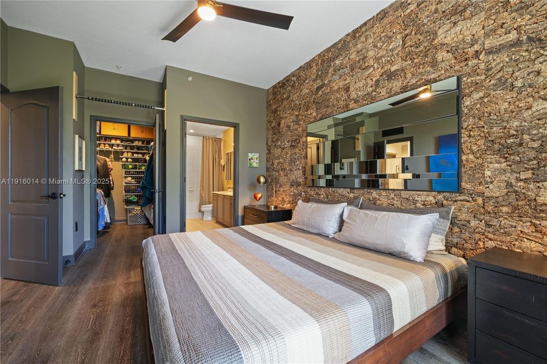 For Sale: $485,000 (2 beds, 2 baths, 945 Square Feet)