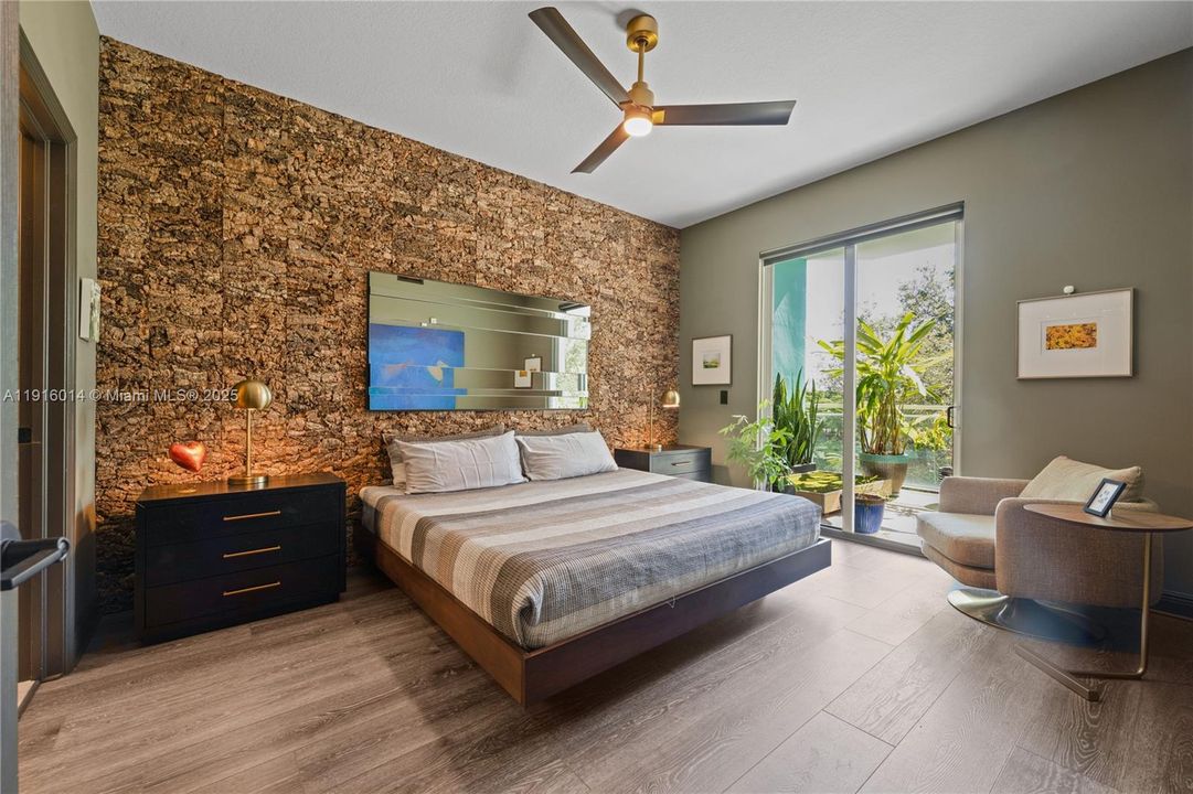 For Sale: $485,000 (2 beds, 2 baths, 945 Square Feet)