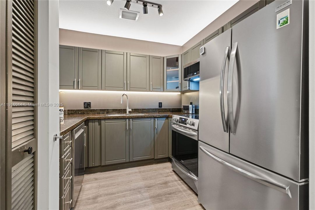 For Sale: $485,000 (2 beds, 2 baths, 945 Square Feet)