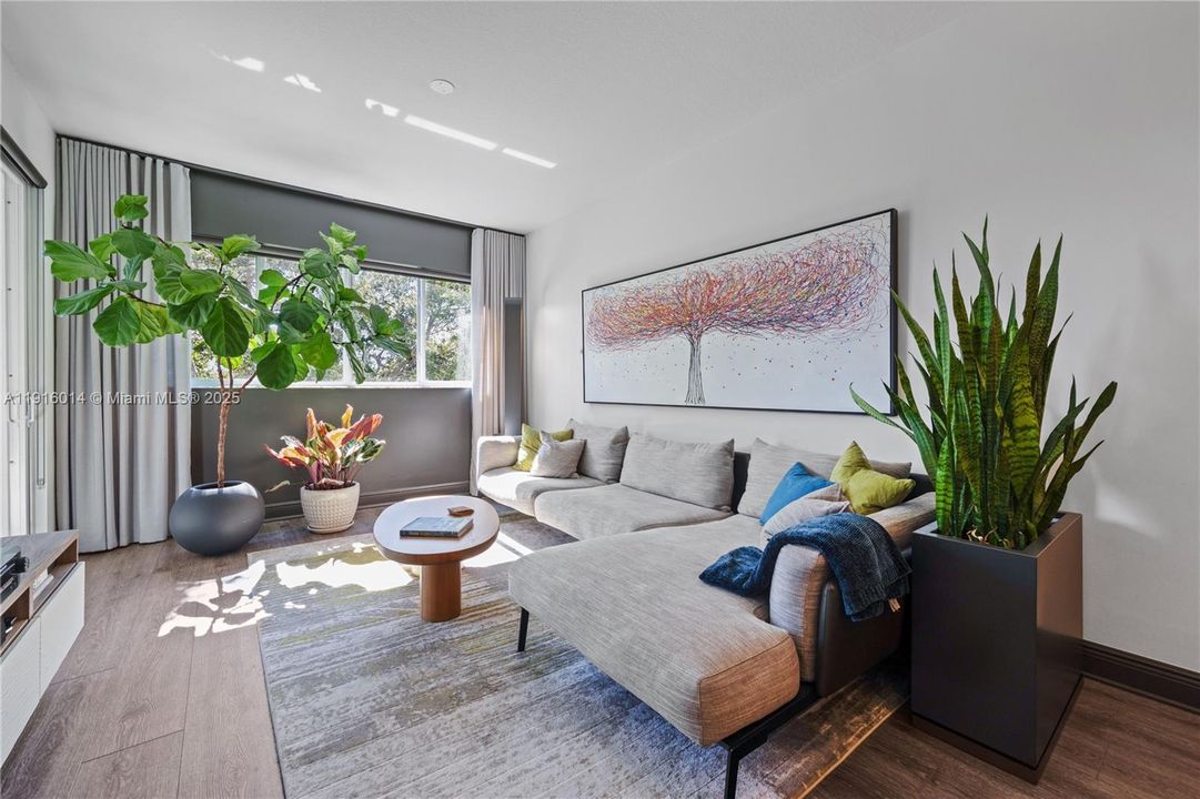 For Sale: $485,000 (2 beds, 2 baths, 945 Square Feet)