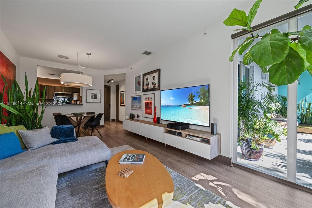 For Sale: $485,000 (2 beds, 2 baths, 945 Square Feet)