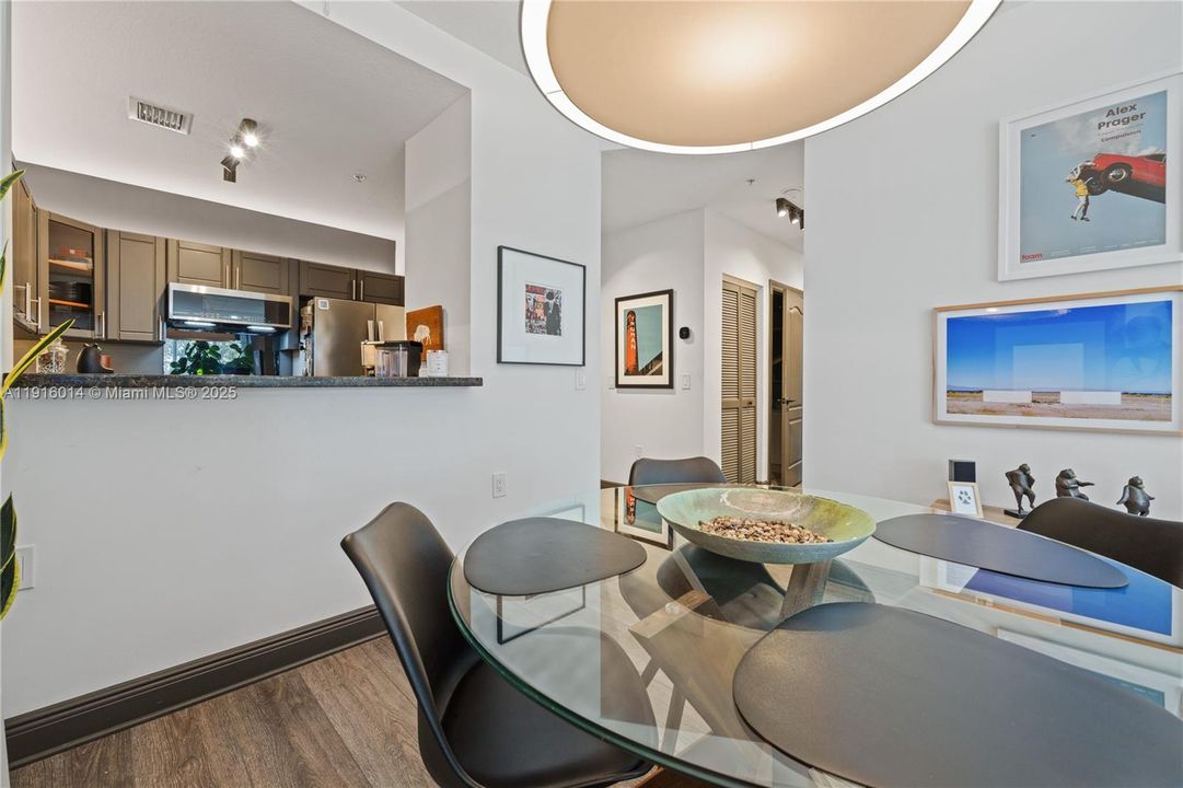 For Sale: $485,000 (2 beds, 2 baths, 945 Square Feet)