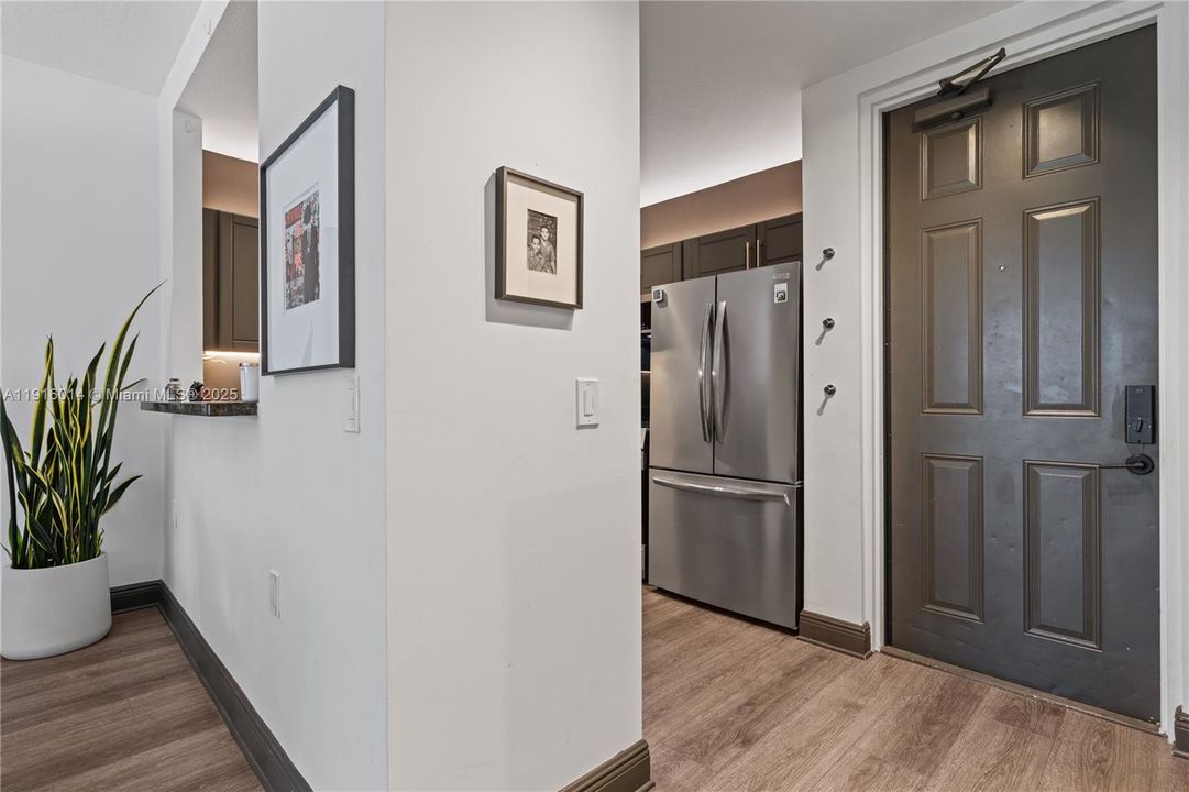 For Sale: $485,000 (2 beds, 2 baths, 945 Square Feet)