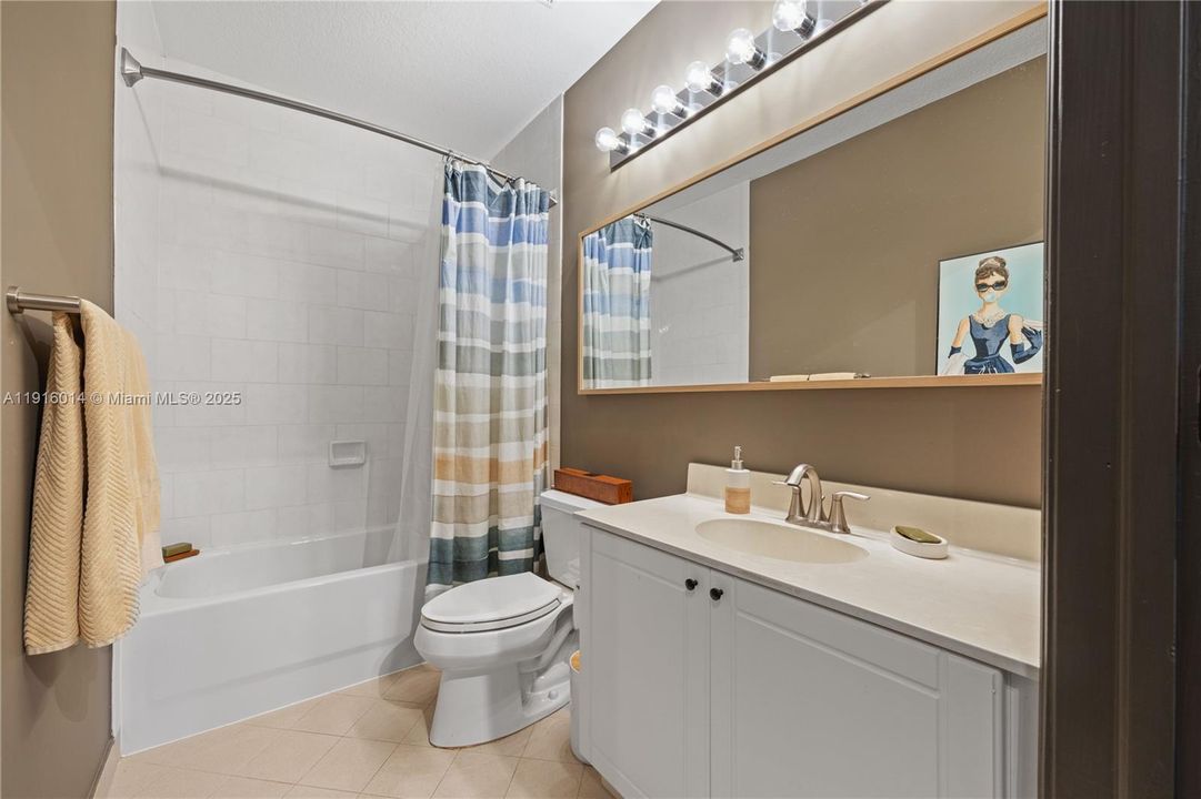 For Sale: $485,000 (2 beds, 2 baths, 945 Square Feet)