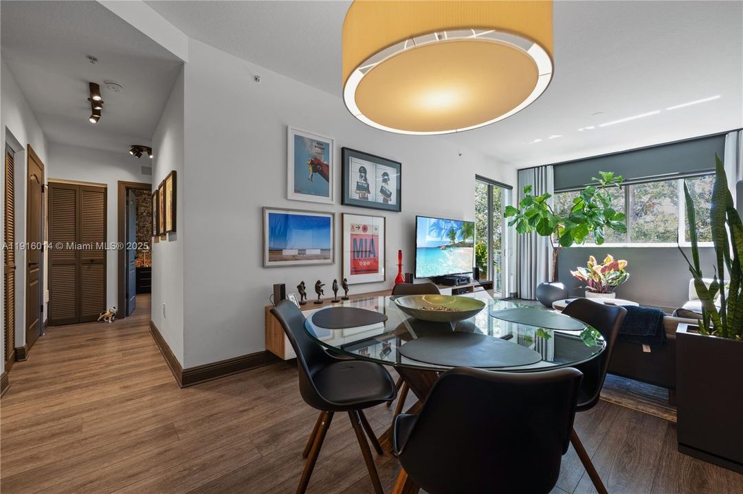 For Sale: $485,000 (2 beds, 2 baths, 945 Square Feet)