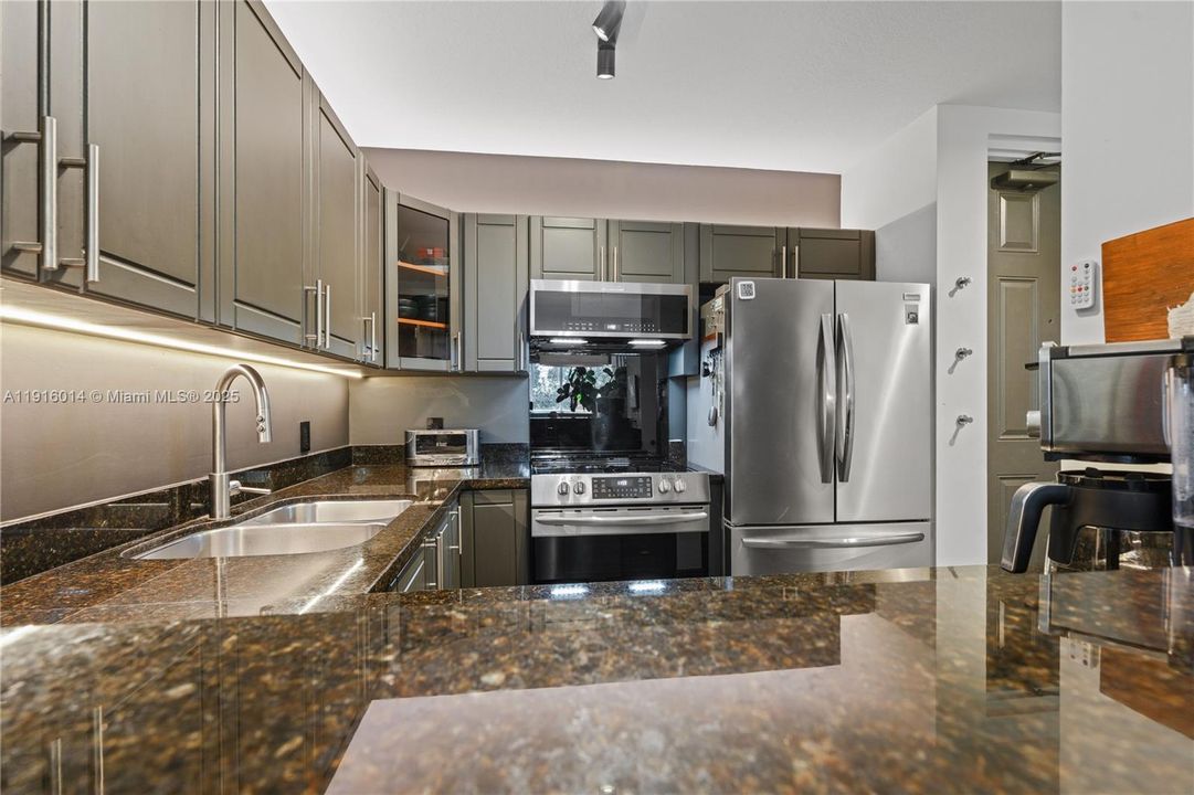 For Sale: $485,000 (2 beds, 2 baths, 945 Square Feet)