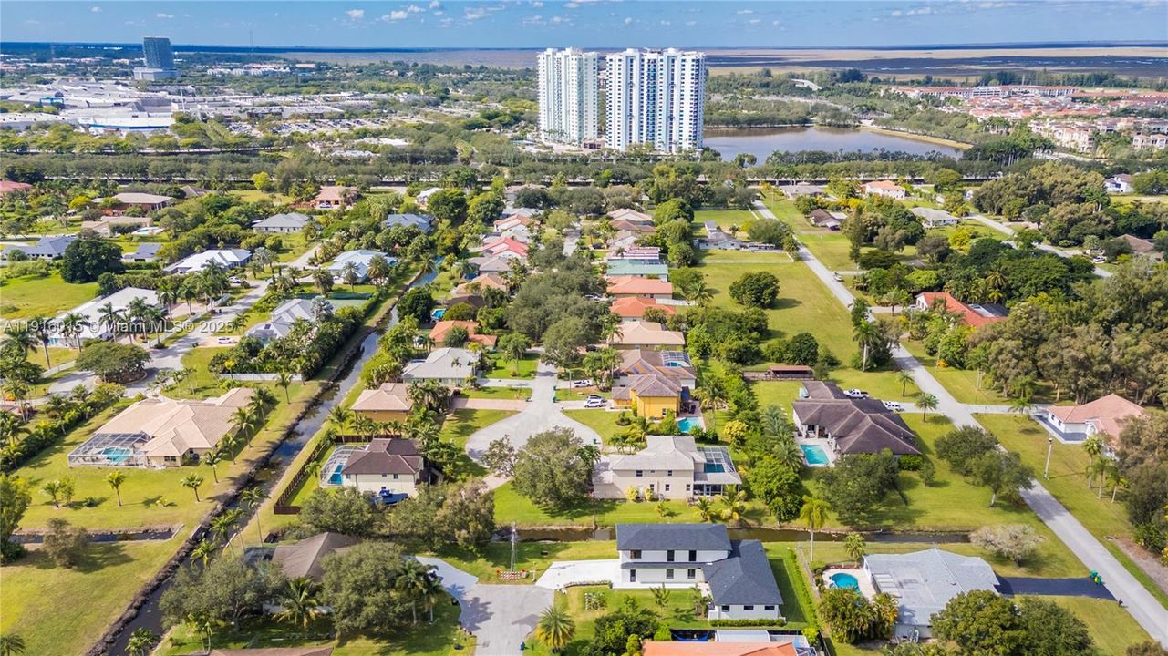 En Venta: $1,299,000 (4 camas, 4 baños, 3032 Pies cuadrados)