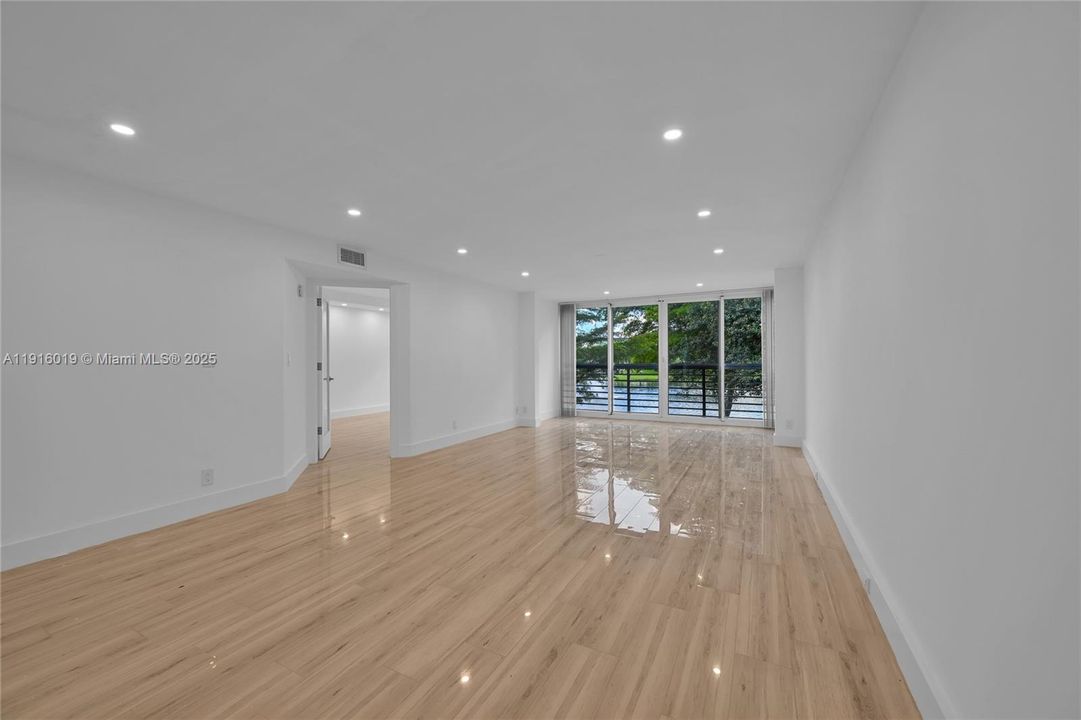 For Sale: $297,000 (2 beds, 2 baths, 1157 Square Feet)