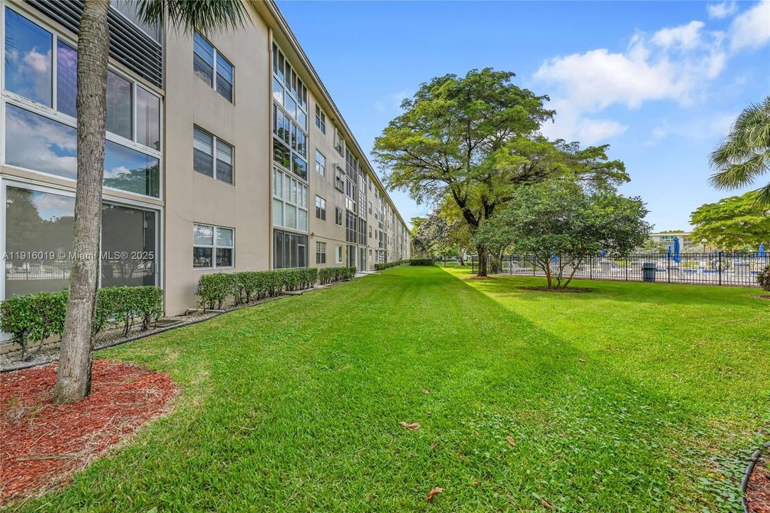 For Sale: $297,000 (2 beds, 2 baths, 1157 Square Feet)