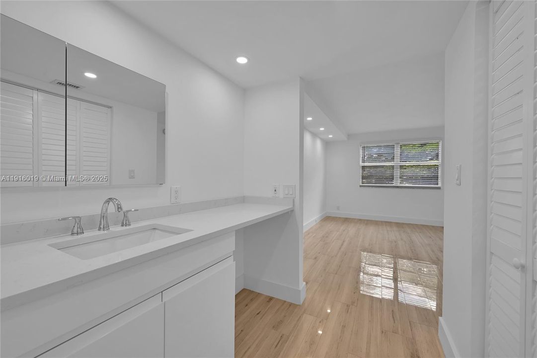 For Sale: $297,000 (2 beds, 2 baths, 1157 Square Feet)