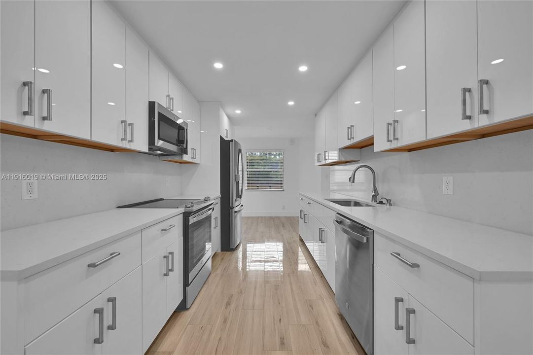 For Sale: $297,000 (2 beds, 2 baths, 1157 Square Feet)