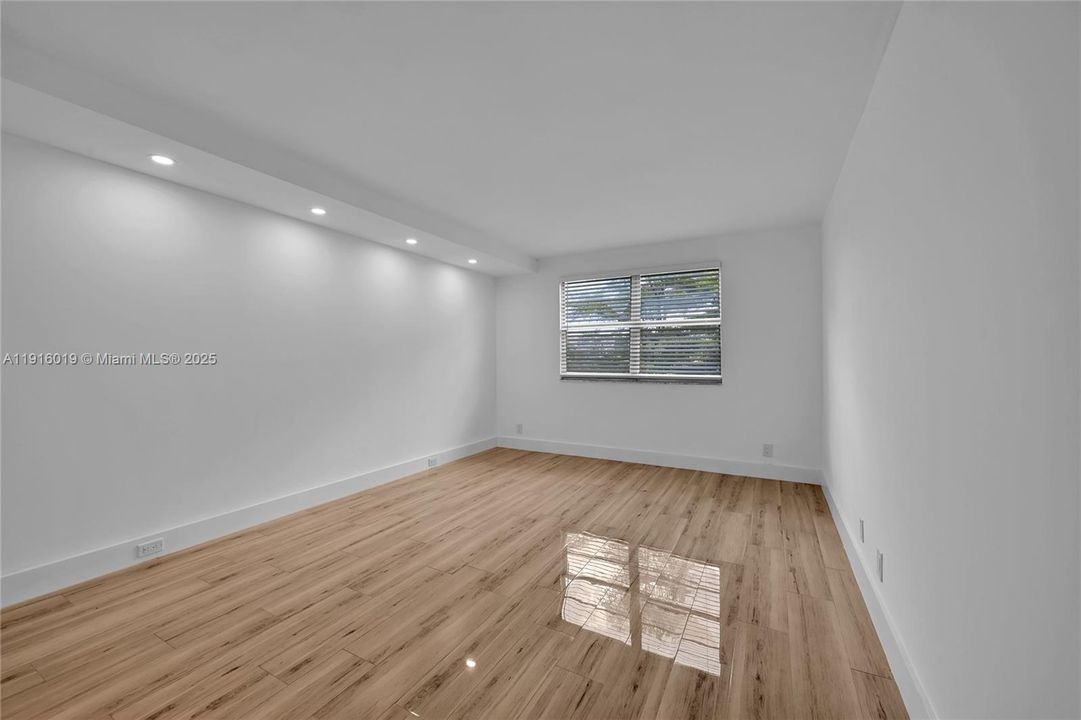 For Sale: $297,000 (2 beds, 2 baths, 1157 Square Feet)