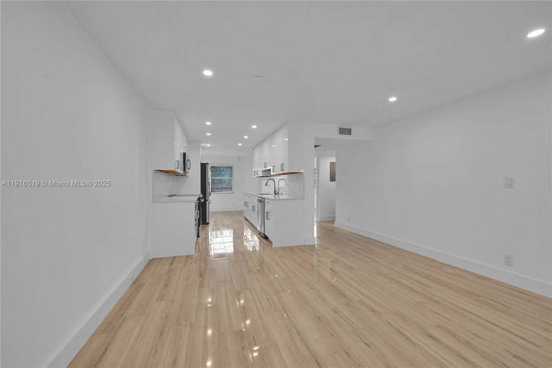 For Sale: $297,000 (2 beds, 2 baths, 1157 Square Feet)