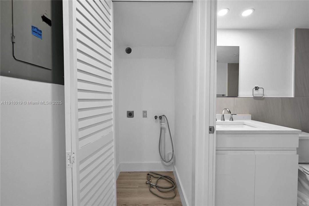 For Sale: $297,000 (2 beds, 2 baths, 1157 Square Feet)