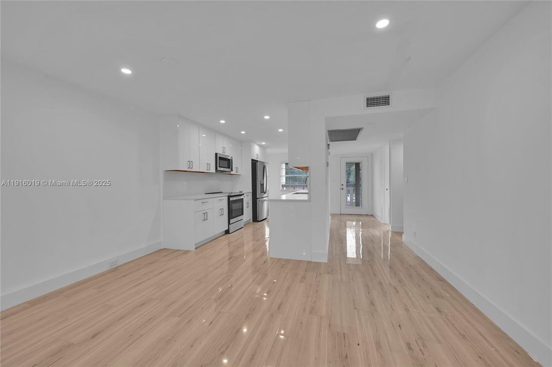 For Sale: $297,000 (2 beds, 2 baths, 1157 Square Feet)