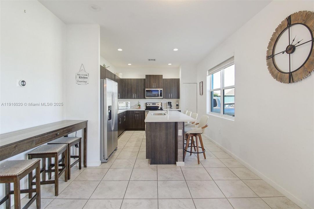 出租: $3,500 (4 贝兹, 3 浴室, 2164 平方英尺)