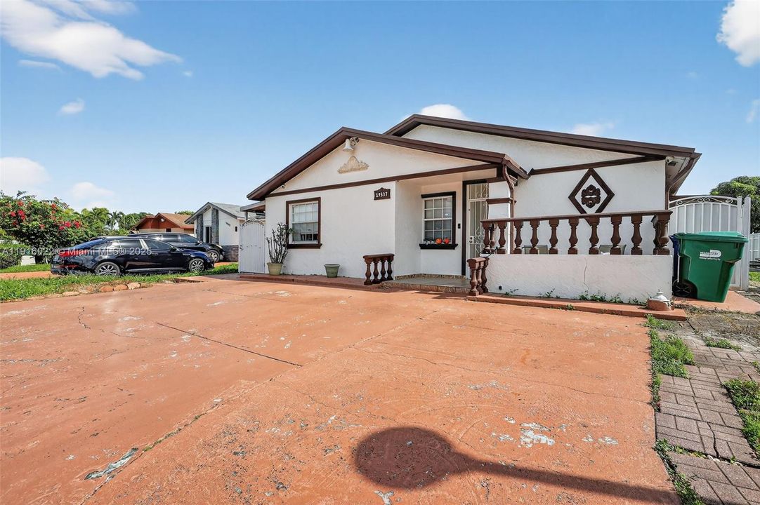 For Sale: $595,000 (3 beds, 2 baths, 1832 Square Feet)