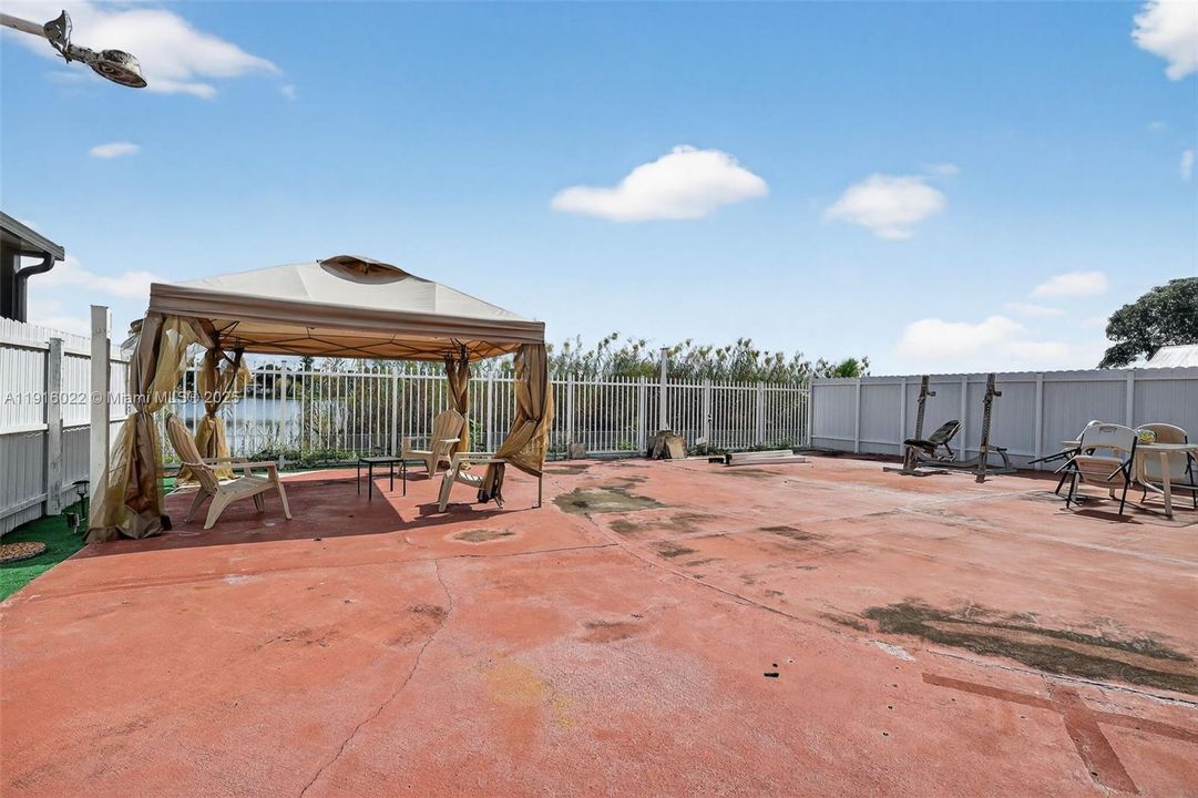 For Sale: $595,000 (3 beds, 2 baths, 1832 Square Feet)