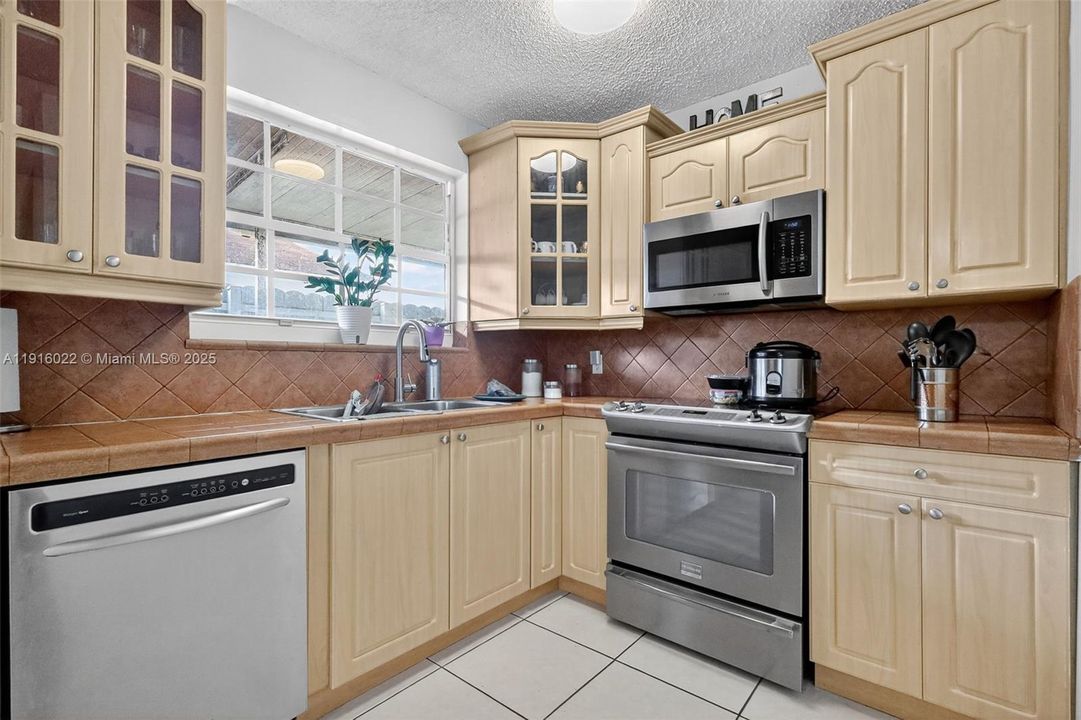 For Sale: $595,000 (3 beds, 2 baths, 1832 Square Feet)