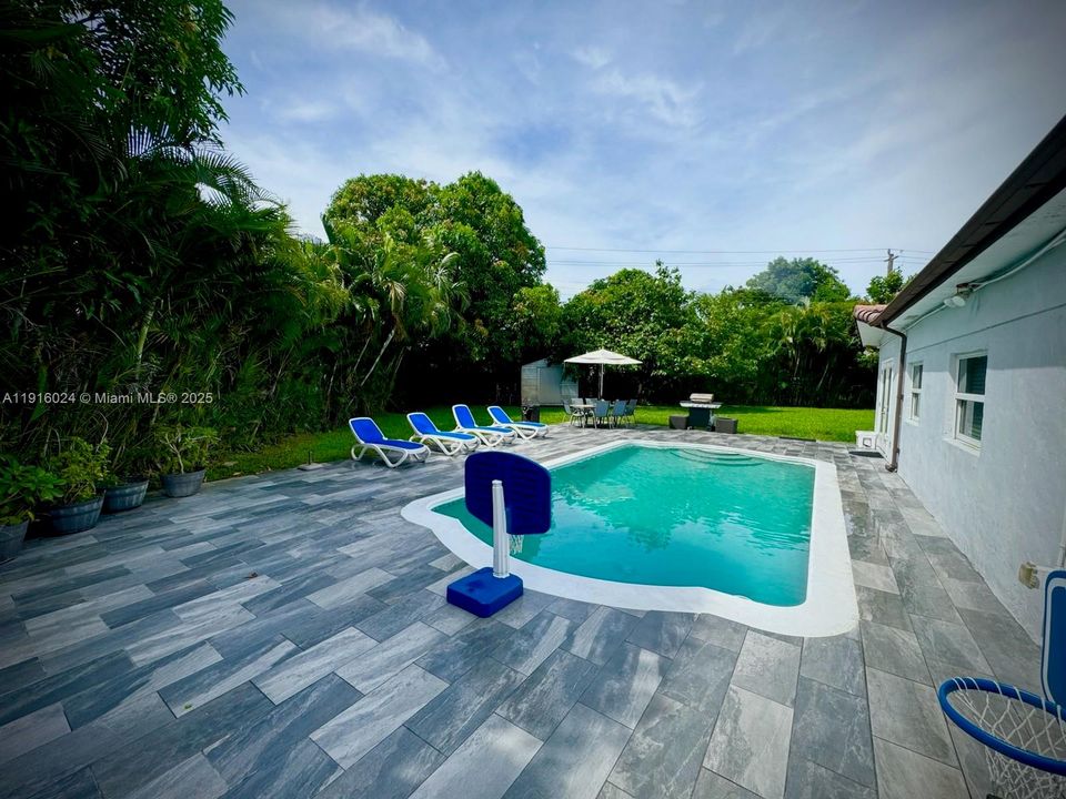 待售: $750,000 (4 贝兹, 2 浴室, 2515 平方英尺)