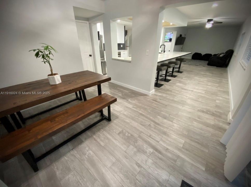 待售: $750,000 (4 贝兹, 2 浴室, 2515 平方英尺)