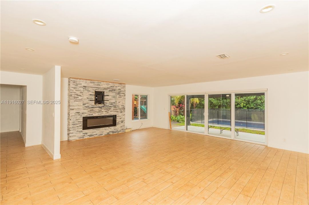 Active With Contract: $1,400,000 (4 beds, 2 baths, 1827 Square Feet)