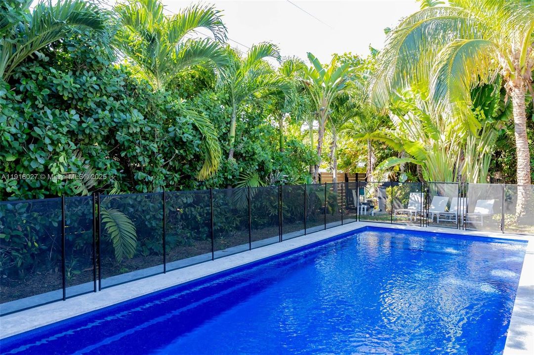 For Sale: $1,500,000 (4 beds, 2 baths, 1827 Square Feet)