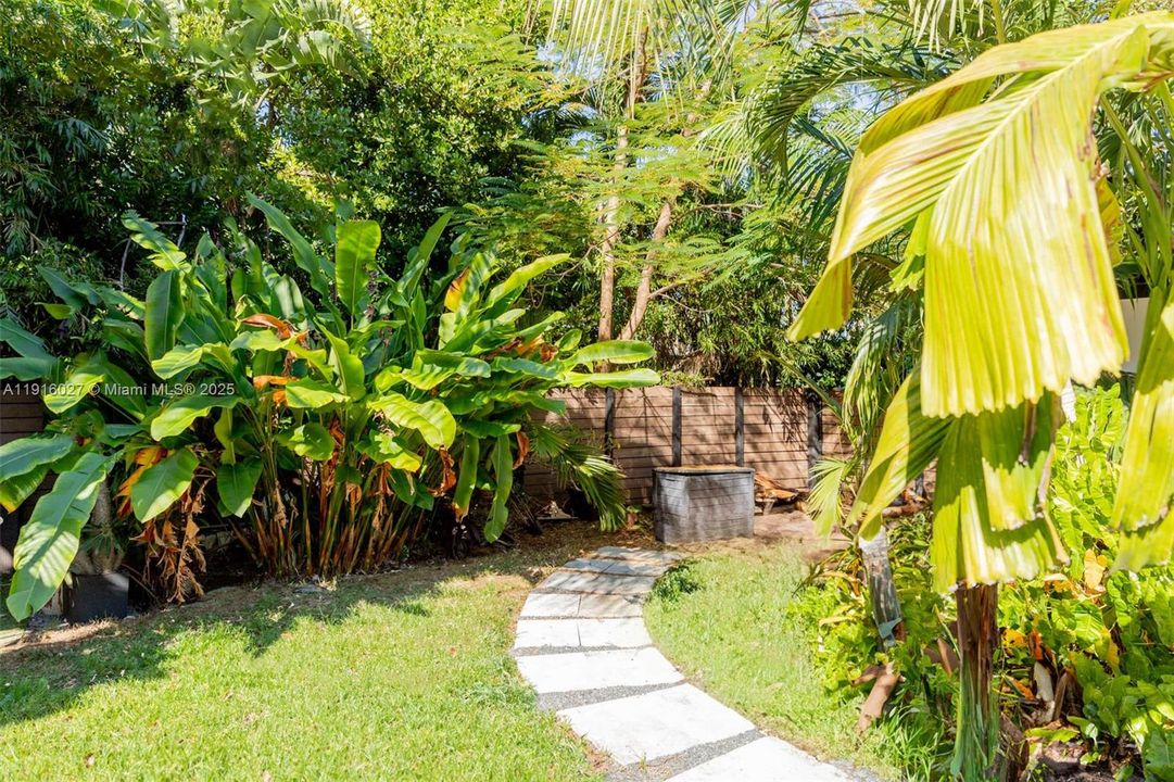 For Sale: $1,500,000 (4 beds, 2 baths, 1827 Square Feet)