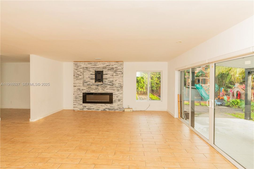 Active With Contract: $1,400,000 (4 beds, 2 baths, 1827 Square Feet)