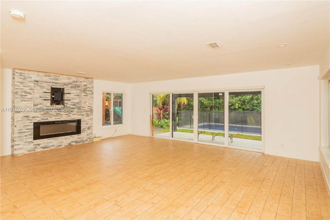 Active With Contract: $1,400,000 (4 beds, 2 baths, 1827 Square Feet)