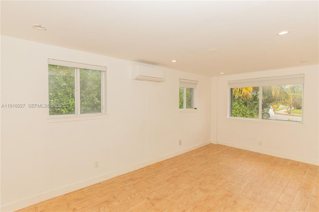 Active With Contract: $1,400,000 (4 beds, 2 baths, 1827 Square Feet)