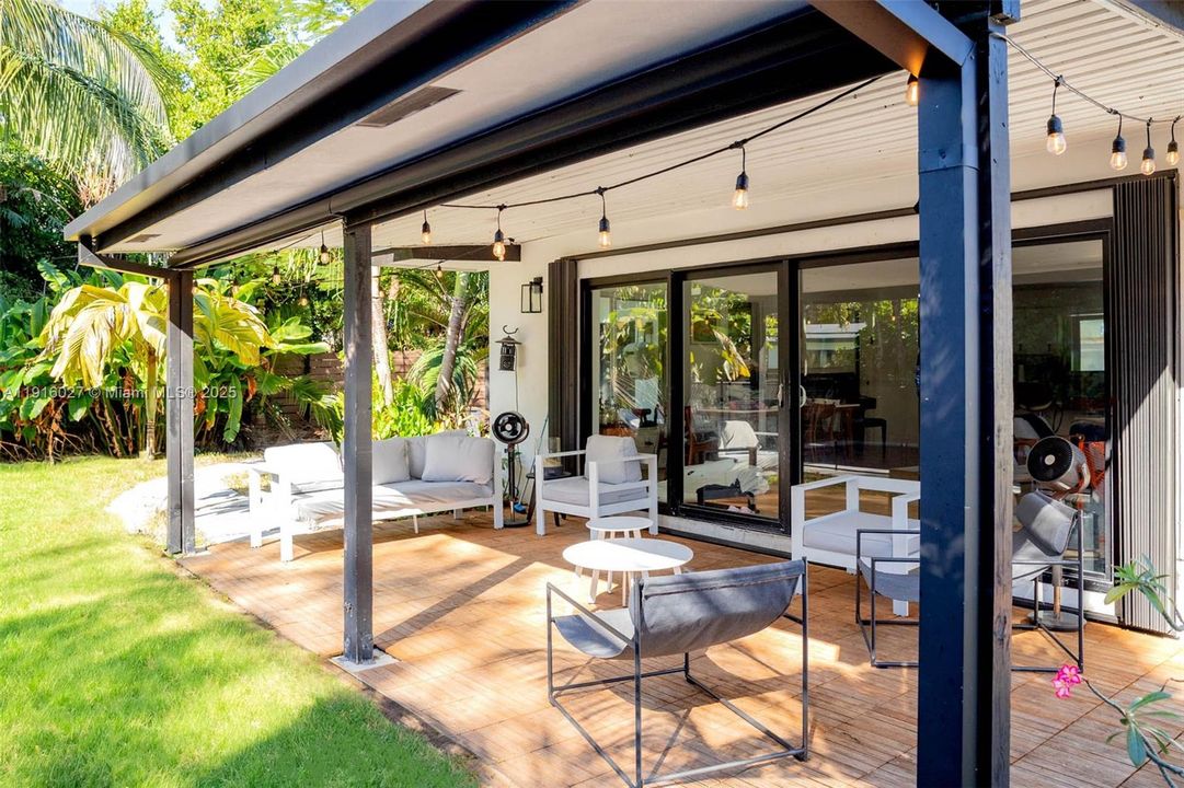 For Sale: $1,500,000 (4 beds, 2 baths, 1827 Square Feet)