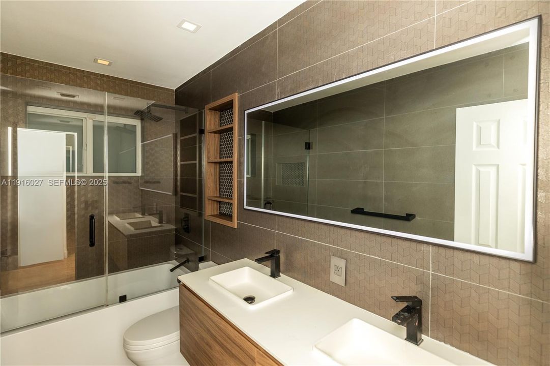 Active With Contract: $1,400,000 (4 beds, 2 baths, 1827 Square Feet)