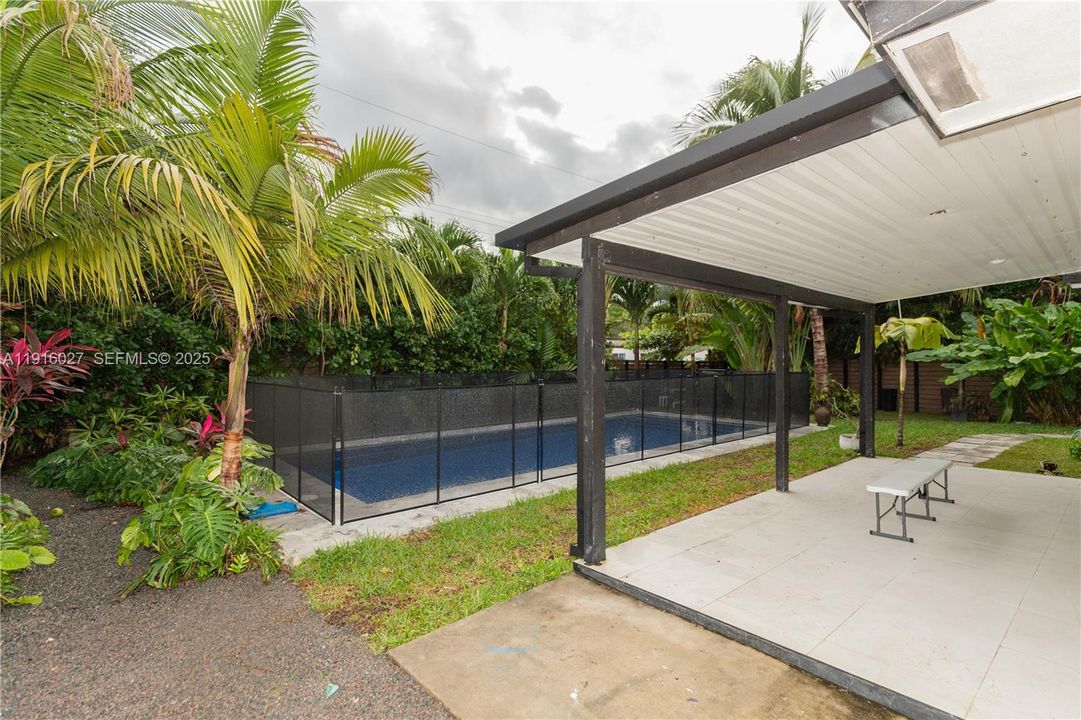 Active With Contract: $1,400,000 (4 beds, 2 baths, 1827 Square Feet)