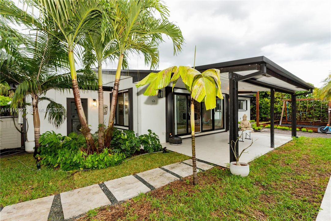 Active With Contract: $1,400,000 (4 beds, 2 baths, 1827 Square Feet)