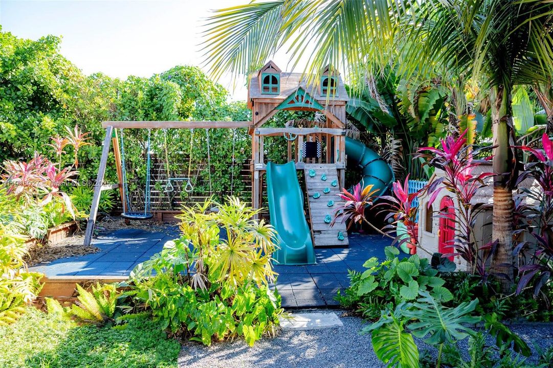 For Sale: $1,500,000 (4 beds, 2 baths, 1827 Square Feet)